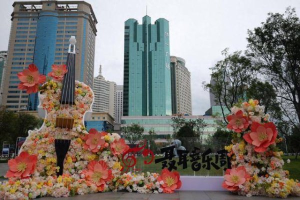 在线配资服务 昆明东风广场现创意打卡点，市民沉浸“花乐”时光